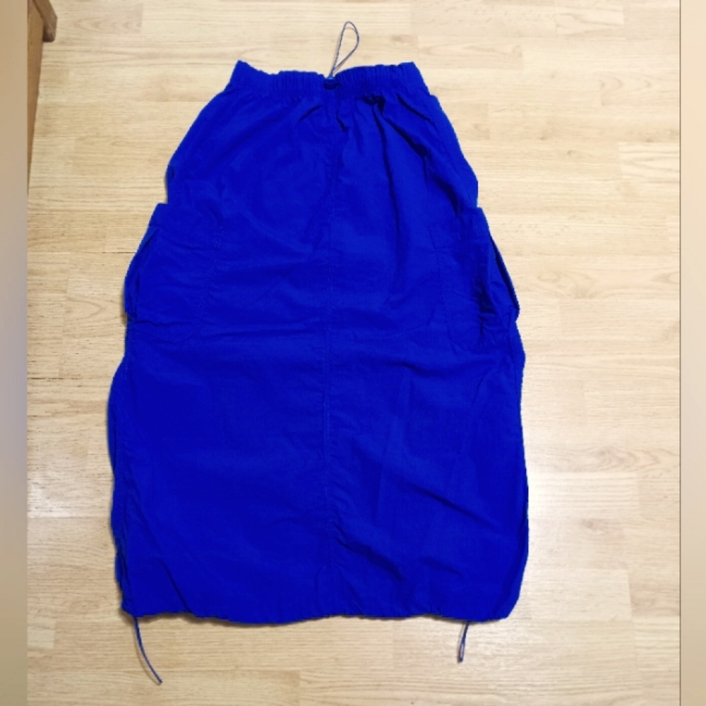 Love Tree nylon cargo skirt. EUC.  Size small. Blue.